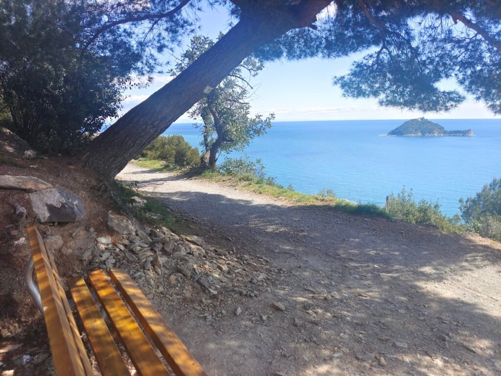 Panchina panoramica ombreggiata sulla Via Julia Augusta, vista mare.
