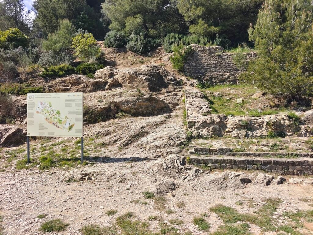 Rovine romane lungo la Via Julia Augusta ad Albenga, con pannello esplicativo.