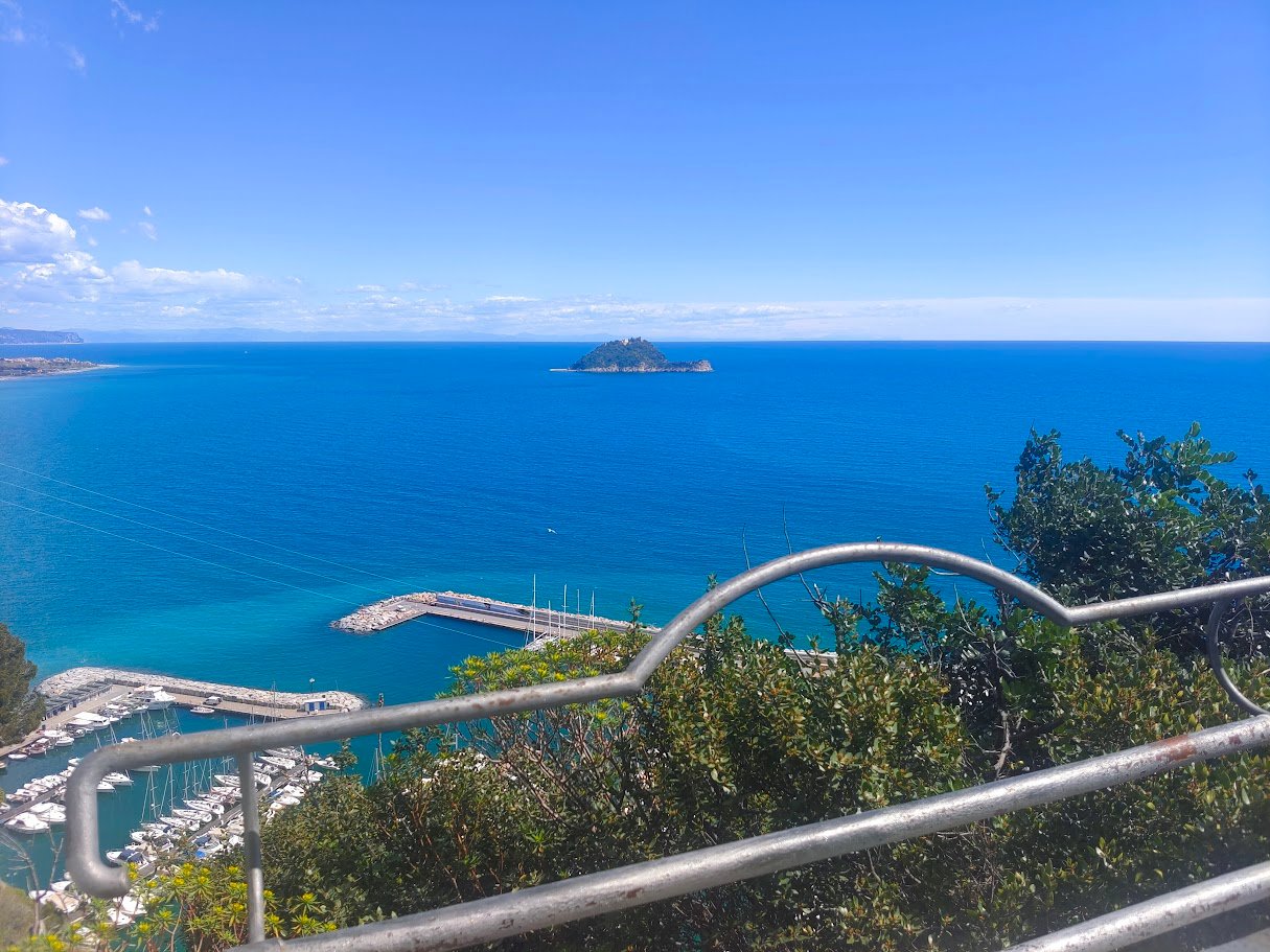 Vista panoramica sul mare e sull'Isola Gallinara dalla Via Julia Augusta.